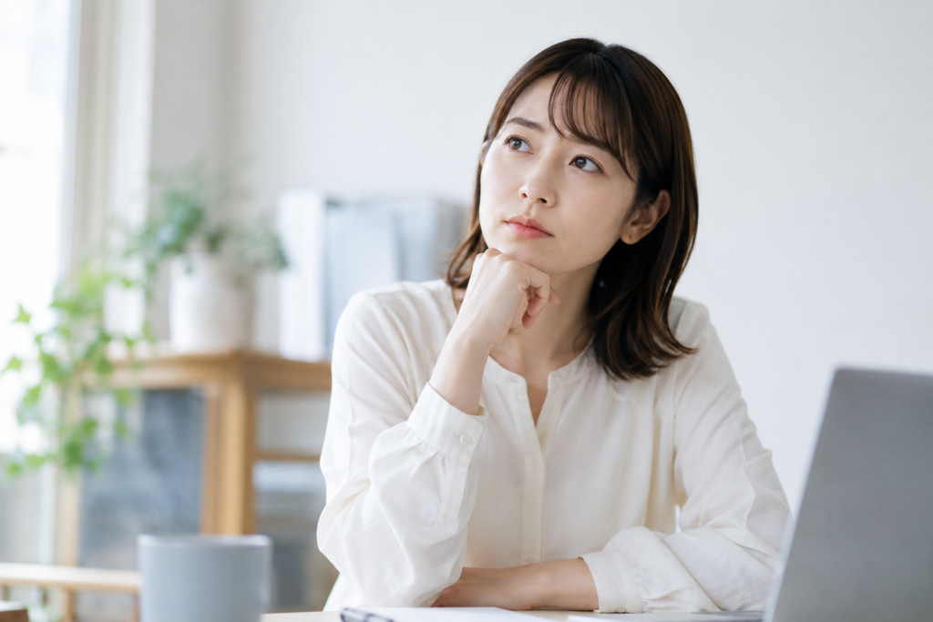 考え事をしている女性