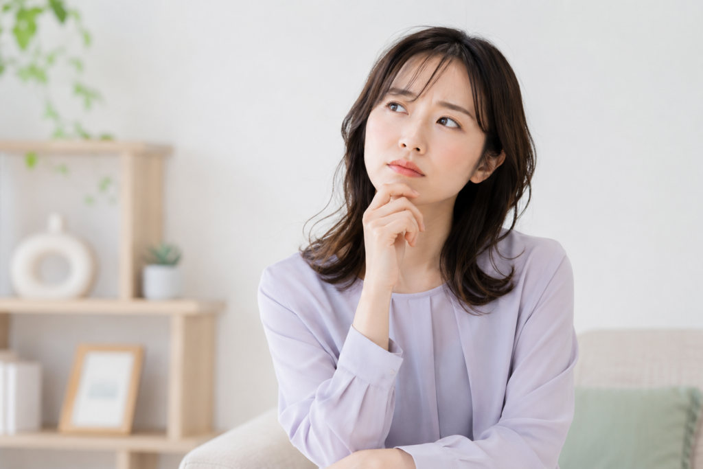 考え事している女性