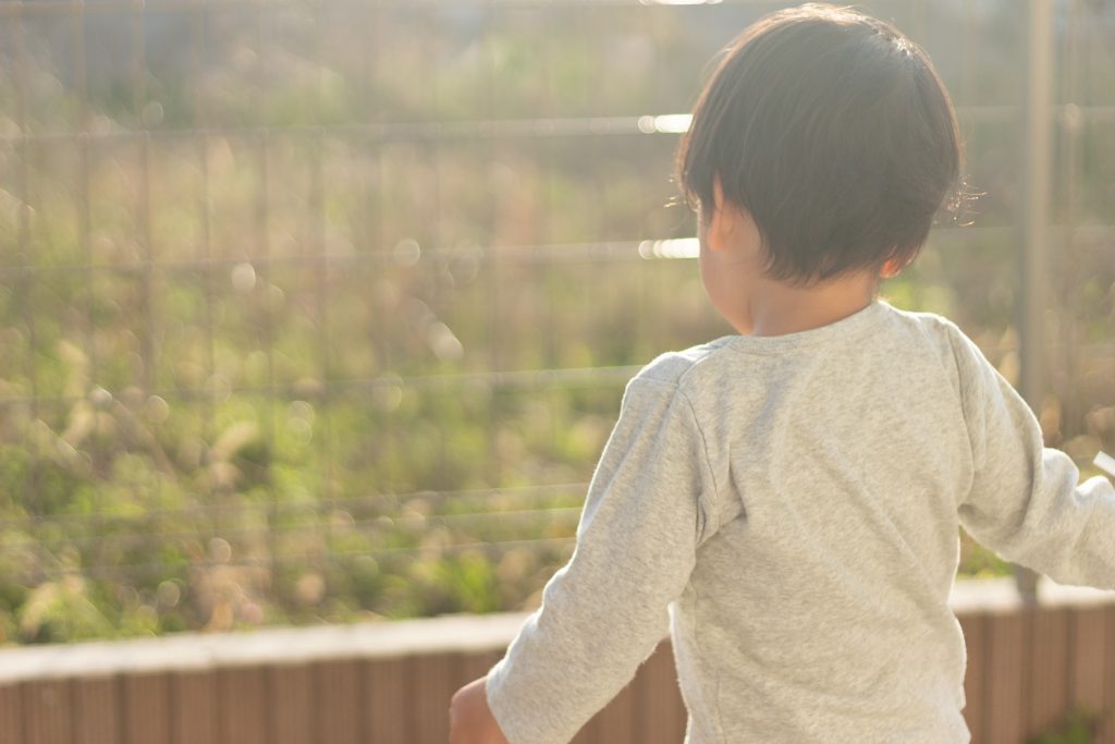 子どもの後ろ姿