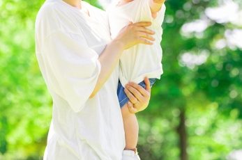 子どもを抱く母親