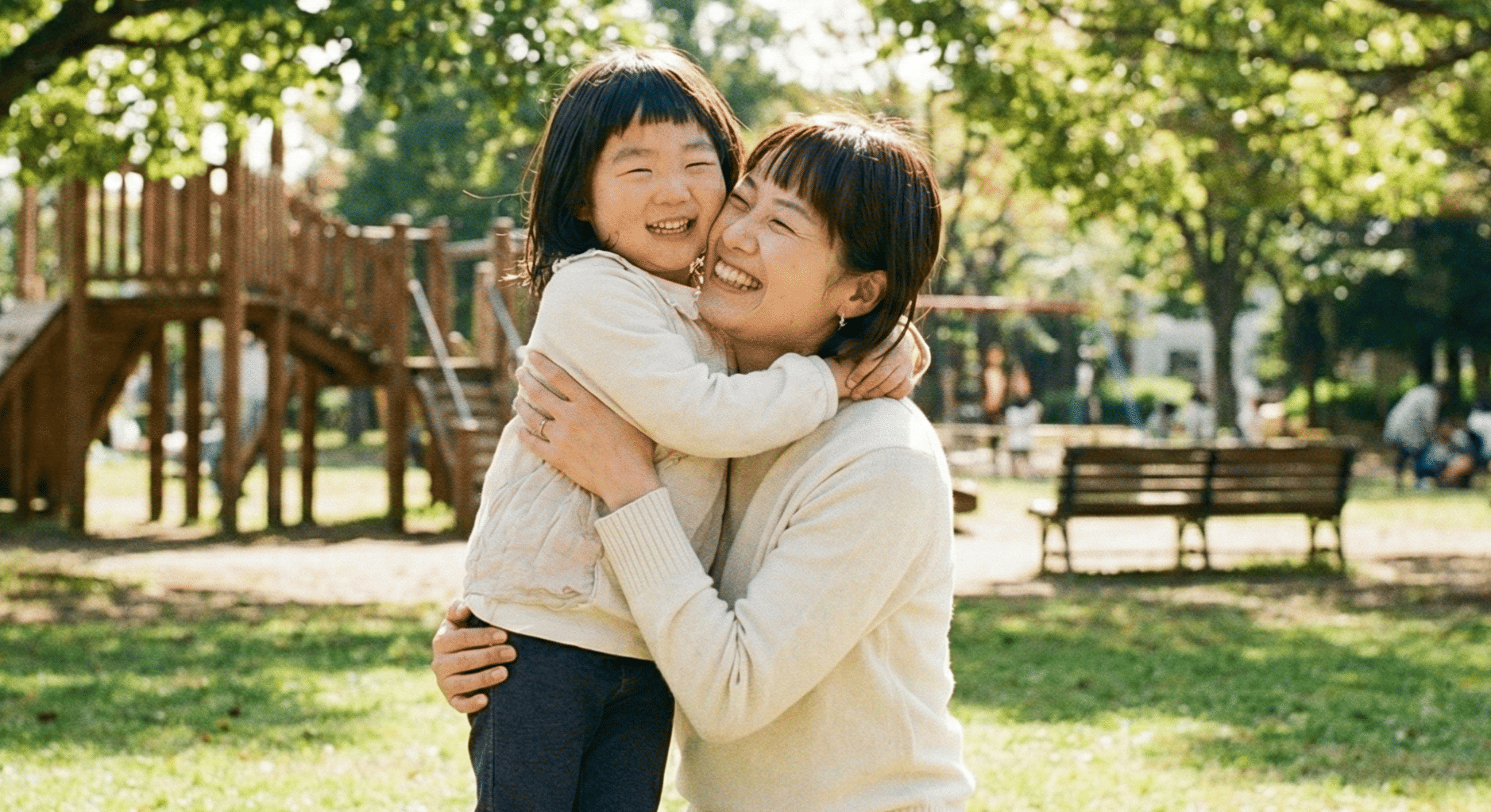 抱き合う親子