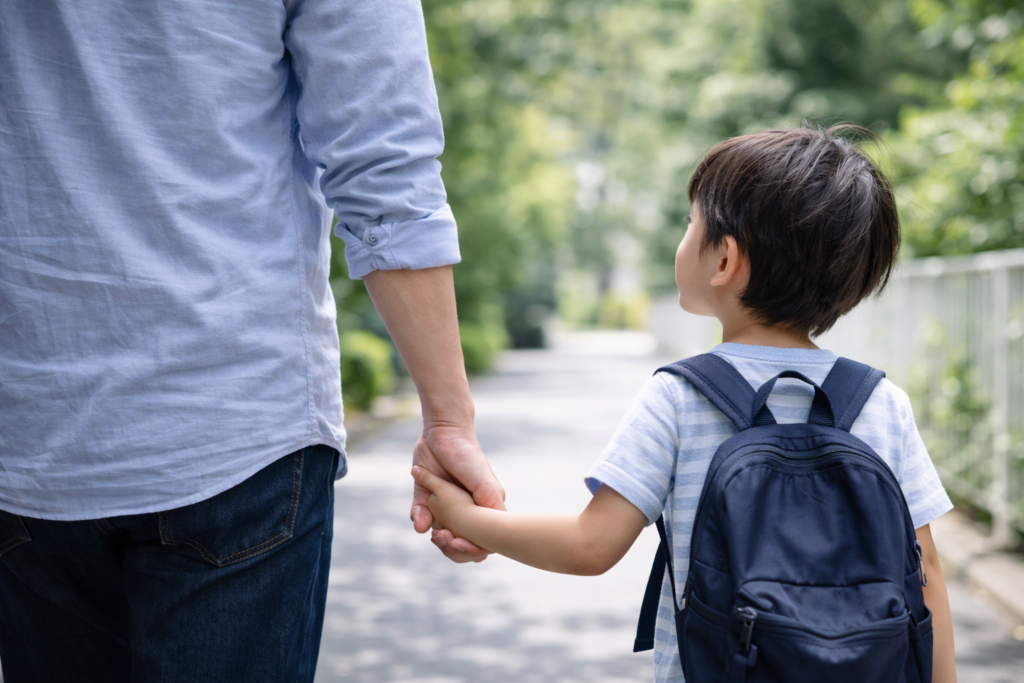 子どもと手を繋いでる男性