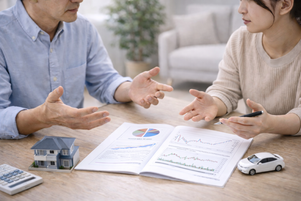 財産分与で話し合いをしている男女