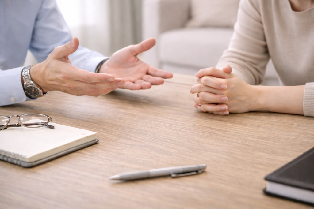 話し合いをしている男女