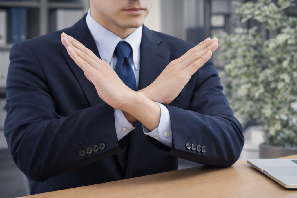 男性がバツを示している様子