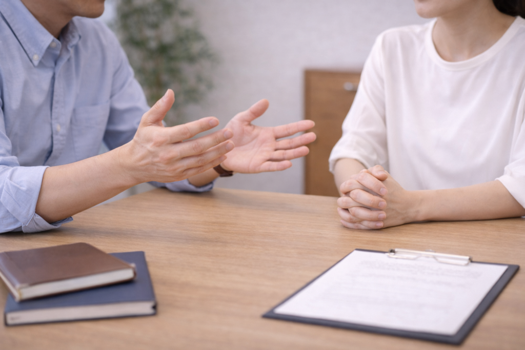 話し合いをしている二人の写真