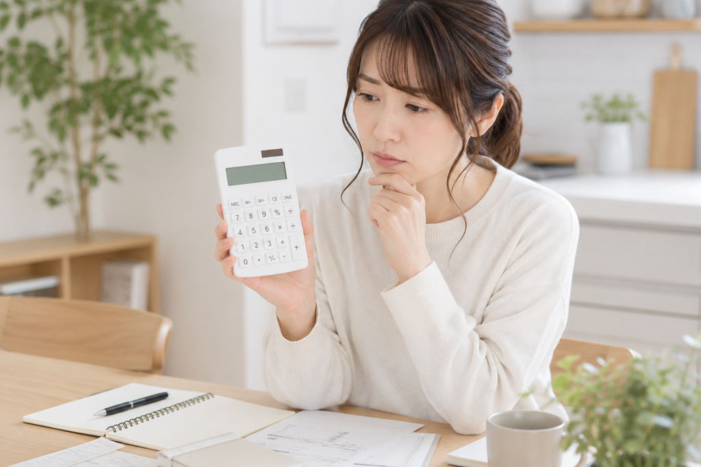 電卓を持った主婦