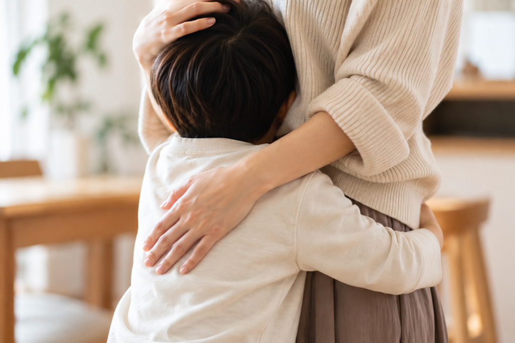子どもがハグをしている様子